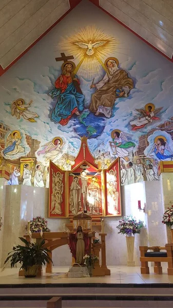 Sebuah Gambar Vertikal Dari Interior Gereja — Stok Foto