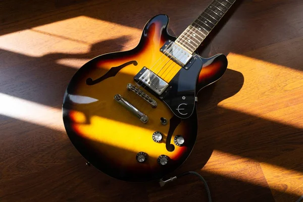 Uma Vista Superior Uma Guitarra Semi Acústica Coberta Com Luz — Fotografia de Stock