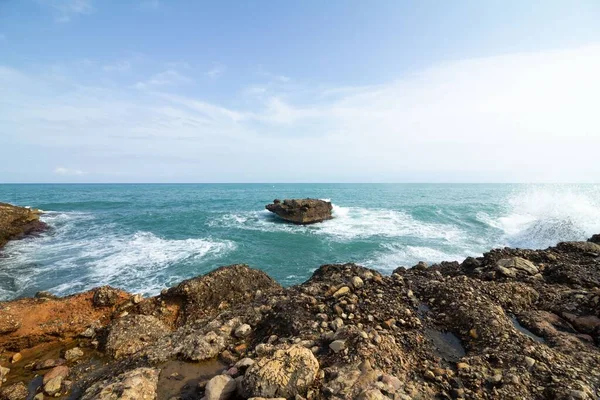 Poziomy Widok Fal Łamiących Się Skale Środku Morza Pobliżu Brzegu — Zdjęcie stockowe