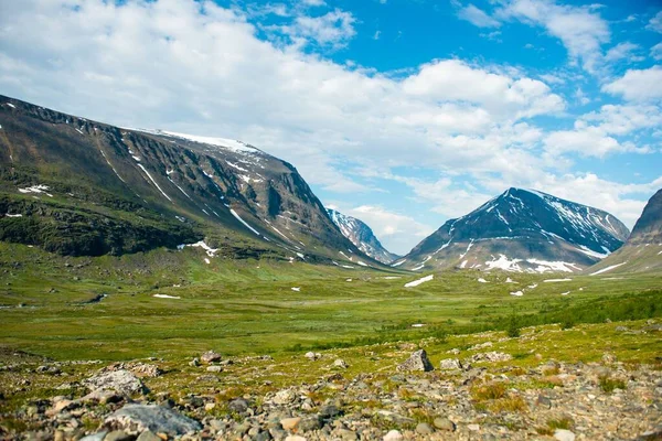 Ett Vackert Landskap Berg Mot Blå Molnig Himmel Solig Dag — Stockfoto