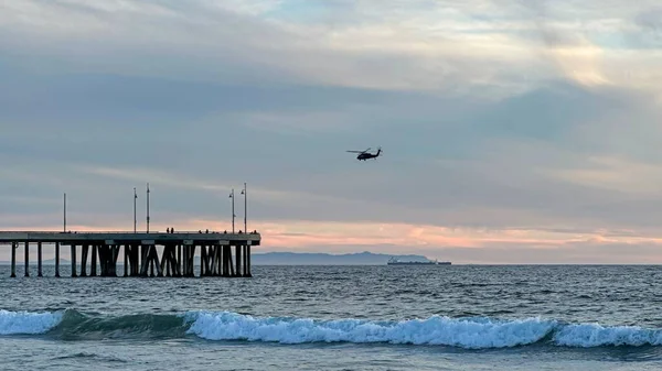 Цветной Закат Освещает Пляж Пирс Океан Лос Анджелесе — стоковое фото
