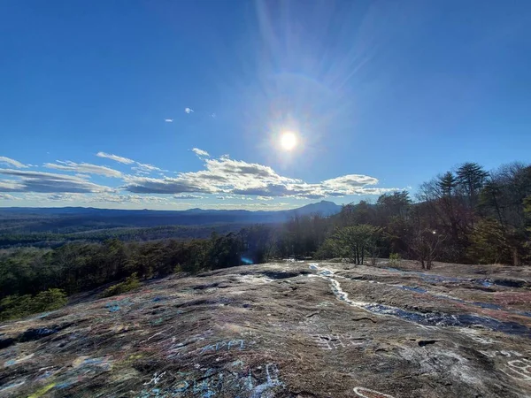 Una Hermosa Vista Los Árboles Bosque Desde Una Montaña Rocosa —  Fotos de Stock