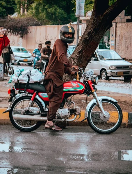 季风季节 一个骑摩托车在卡拉奇大街上的男人 — 图库照片