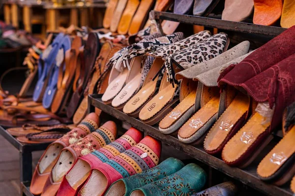 Селективный Снимок Яркой Обуви Открытом Рынке — стоковое фото