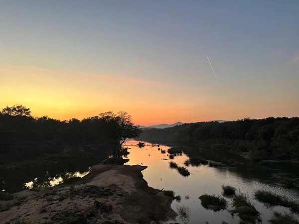 Вид Повітря Річку Оточену Густими Деревами Під Час Заходу Сонця — стокове фото