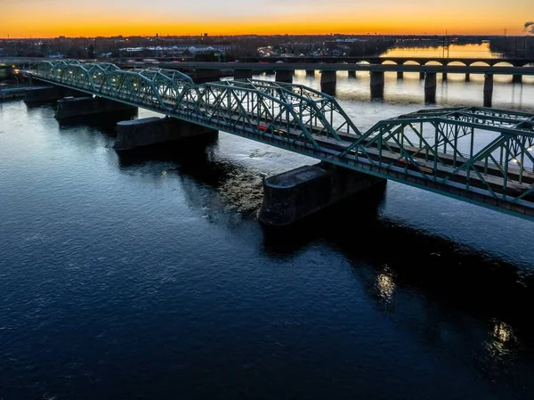 Ένα Drone Shot Της Κρεμαστής Γέφυρας Πάνω Από Ποτάμι Στην — Φωτογραφία Αρχείου
