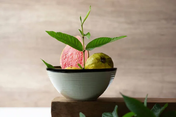 Masadaki Tabakta Duran Lezzetli Guava Meyvelerinin Yakın Çekimi — Stok fotoğraf