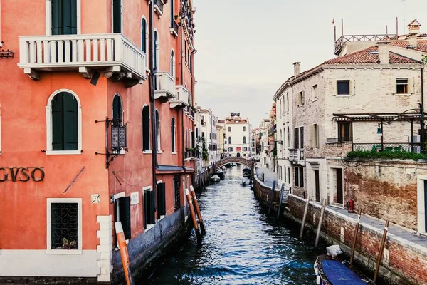 威尼斯一条运河上排列着一座漂亮的建筑物 — 图库照片