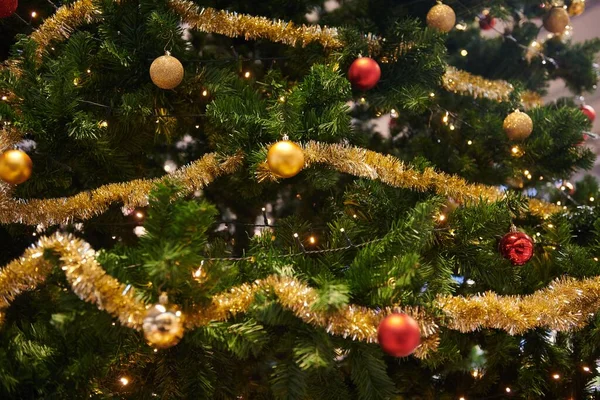 Ένα Κοντινό Πλάνο Ενός Χριστουγεννιάτικου Δέντρου Χρυσά Και Κόκκινα Μπιχλιμπίδια — Φωτογραφία Αρχείου
