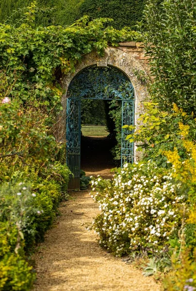 Plano Vertical Sendero Los Hermosos Jardines Verdes Rousham Inglaterra — Foto de Stock