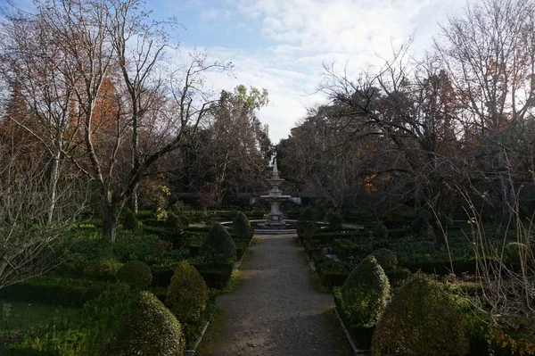 Malowniczy Widok Park Fontanną Bujną Przyrodą Coimbra Portugalia — Zdjęcie stockowe