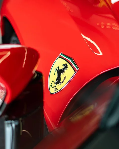Distintivo Pára Lamas Frontal Ferrari Atrás Espelho Uma Exposição Carros — Fotografia de Stock