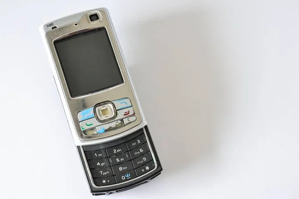 Ein Historisches Nokia N70 Gsm Umts Telefon Auf Weißer Oberfläche — Stockfoto