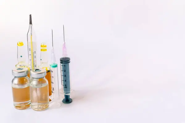 Verschiedene Medizinische Geräte Thermometer Ampullen Pipette Medikamente Tabletten Kapseln Spray — Stockfoto