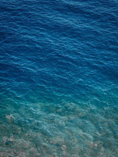 Denizin Mavi Dalgalarının Dikey Bir Görüntüsü Duvar Kâğıdı Olarak Kullanılabilir — Stok fotoğraf
