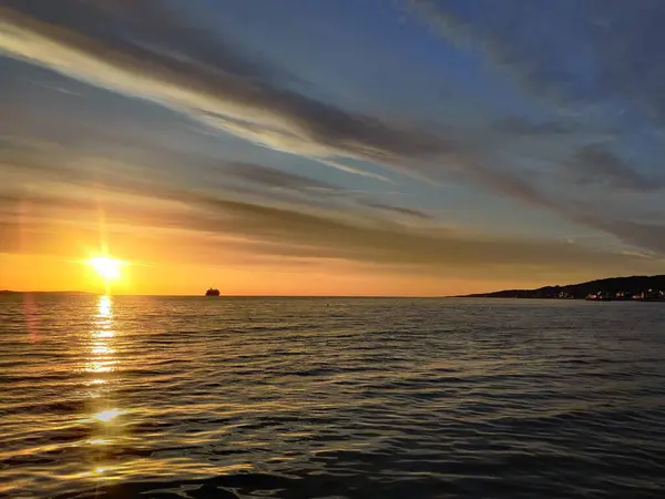 Una Hermosa Escena Natural Del Océano Con Rayos Sol Brillando — Foto de Stock