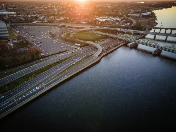 Antena Świecącego Słońca Świecącego Miejskim Krajobrazie Trenton New Jersey Rzece — Zdjęcie stockowe