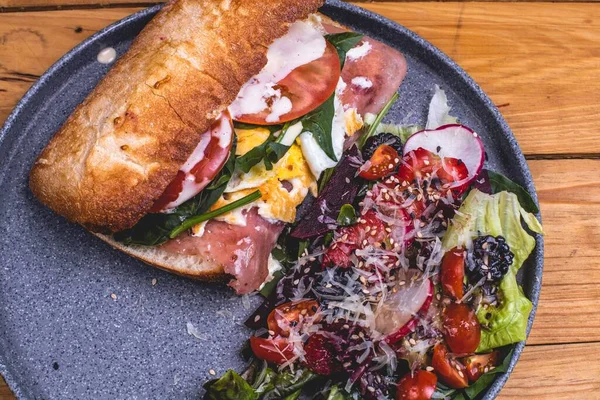 Een Close Van Een Heerlijke Broodje Ham Een Verse Salade — Stockfoto