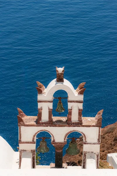 Typowa Biała Kamienna Dzwonnica Santorini — Zdjęcie stockowe