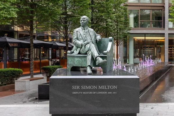 タワーブリッジとポッターフィールドパーク近くのロンドン副市長サイモン ミルトン卿の像 — ストック写真