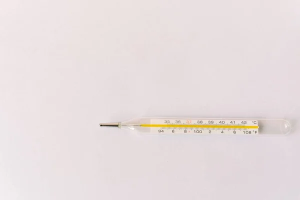 Θερμόμετρο Που Απομονώνεται Στο Λευκό Διαγνωστική Και Υγειονομική Έννοια Του — Φωτογραφία Αρχείου