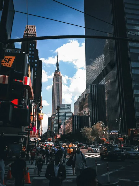 位于美国纽约市的一条繁忙街道的垂直截图 — 图库照片