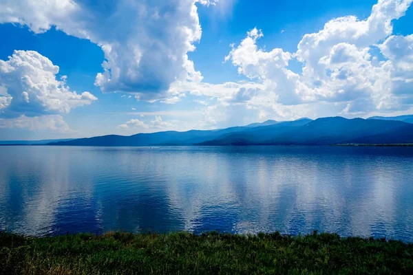 Beau Plan Lac Entouré Montagnes Contre Ciel Nuageux Bleu Par — Photo