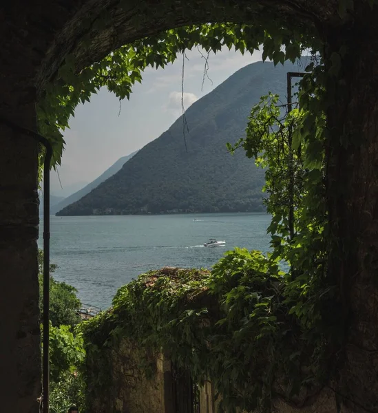Barco Soleado Lago Lugano Suiza Través Arco Piedra Cubierto Plantas — Foto de Stock