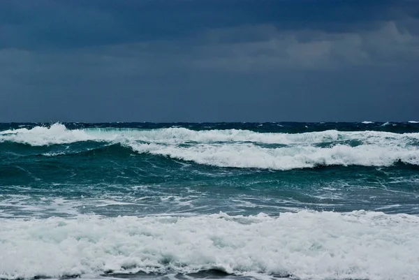Большая Морская Волна Темным Облачным Небом — стоковое фото