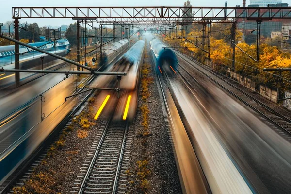부쿠레슈티 철도를 통과하는 열차의 각도의 효과는 효과와 — 스톡 사진