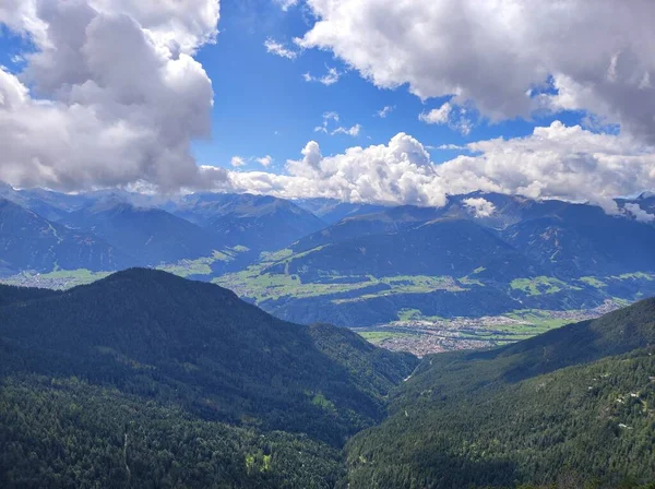 Vacker Bild Berg Och Dalar Molnig Himmel — Stockfoto
