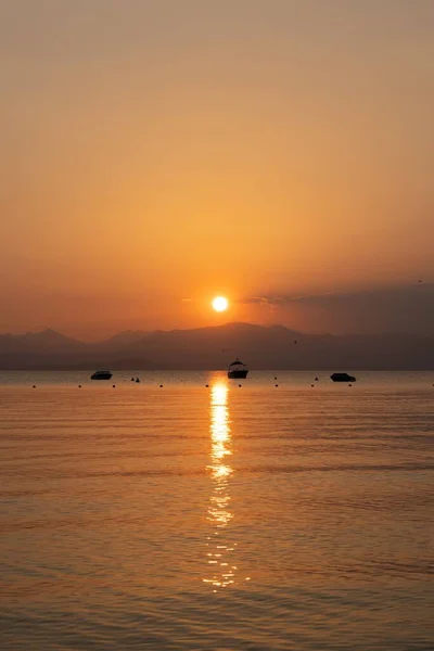 Μια Κάθετη Λήψη Ενός Όμορφου Απαλού Ηλιοβασιλέματος Στον Ορίζοντα Της — Φωτογραφία Αρχείου