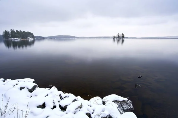 Jezioro Zimny Śnieżny Zimowy Dzień Refleksje Wodzie — Zdjęcie stockowe