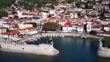 Güneşli bir günde Nafpaktos 'un eski liman ve sahil binalarının insansız hava aracı görüntüsü.