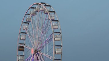 Cascais Körfezi üzerinde mavi saatte dönme dolap manzaralı bir manzara.