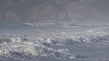 Portekiz, Cascais 'de çok güçlü dalgalarla Atlantik Okyanusu' nun yakın çekimi.