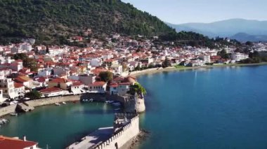 Güneşli bir günde Nafpaktos 'un eski liman ve sahil binalarının insansız hava aracı görüntüsü.