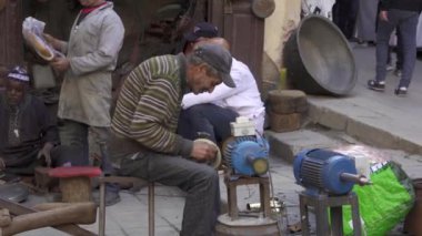 Fez Medina 'daki atölyedeki işçiler