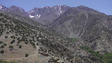 Kuzey Afrika 'nın Fas' taki en yüksek dağı Toubkal 'ın güzel manzarası..