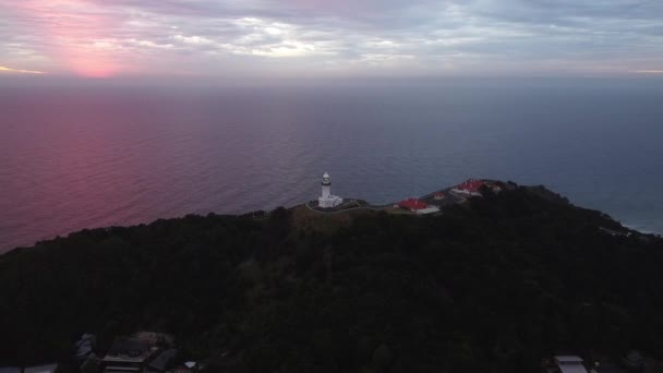 Nagranie Lotnicze Stacji Cape Byron Light Pod Zachmurzonym Niebem Zmierzchu — Wideo stockowe