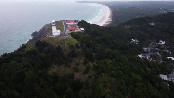 Εναέρια Λήψη Του Σταθμού Φωτός Cape Byron Στη Νέα Νότια — Αρχείο Βίντεο