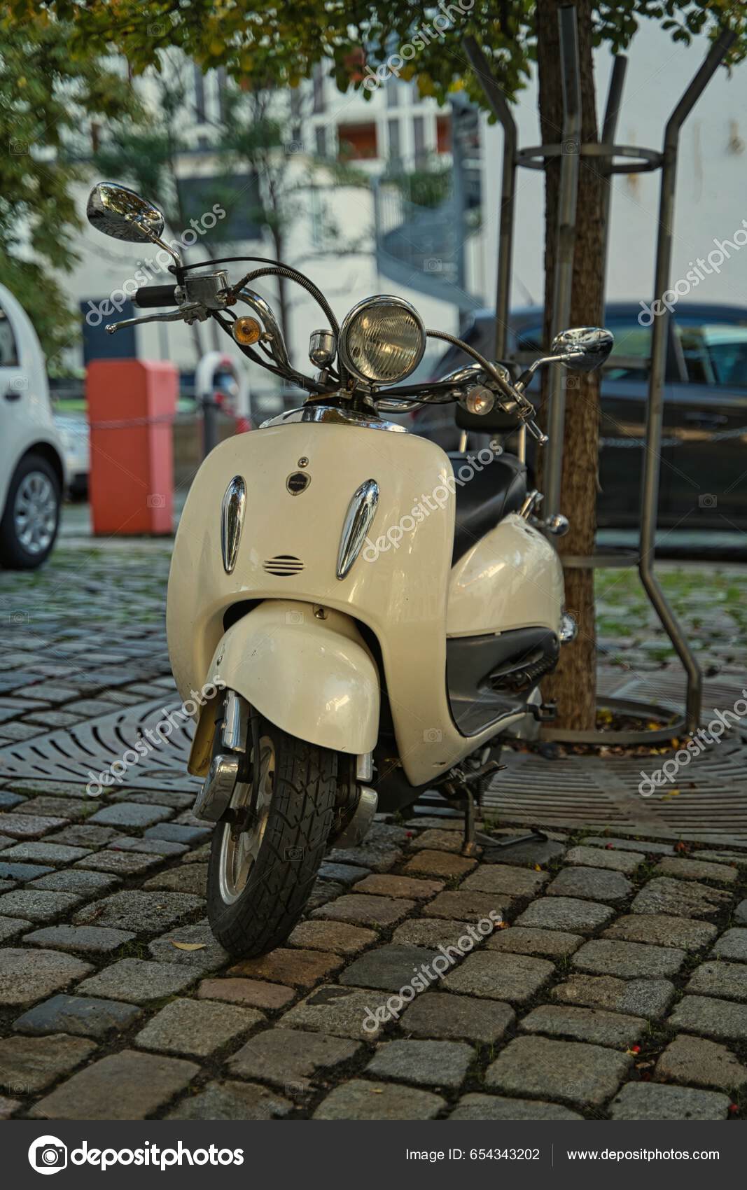 Vespa Scooter Hvid Parkeret Tyskland – Redaktionelle stock-fotos ©  wirestock_creators #654343202