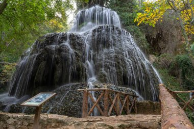 Sonbaharda Piedra, Zaragoza, İspanya 'daki manastırda farklı taş oluşumları olan bir şelale.