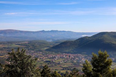 Güney İtalya 'daki Moliterno dağları ve şehir manzarası