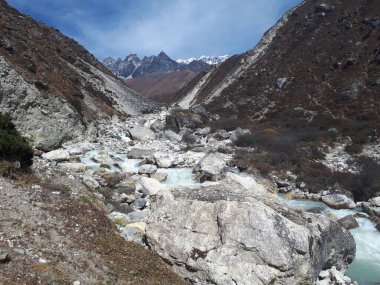 Himalaya 'da güzel bir nehir manzarası