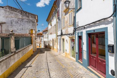 Portalegre şehrinin tarihi bölgesinde beyaz ve sarıya boyanmış güzel bir bina.