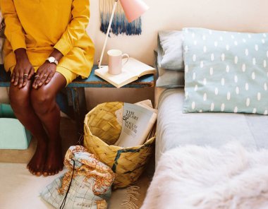 Tarzlı bir yatak odasının güzel iç kısmının yakın çekimi.