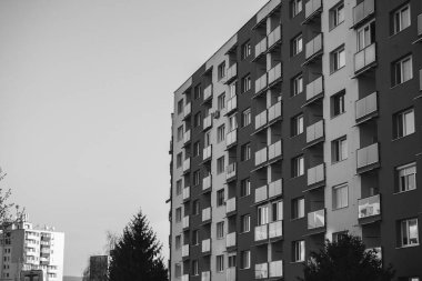 Gündüz vakti iki renkli balkonlu apartmanın gri pulu