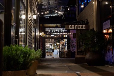 Akşamları Riverside Pazarı