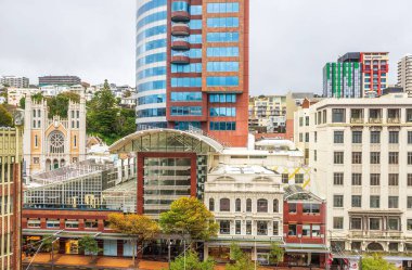 Şehir merkezinde Willis Caddesi, Majestic Center ve Terrace Hills 'in arka tarafında bir siluet.